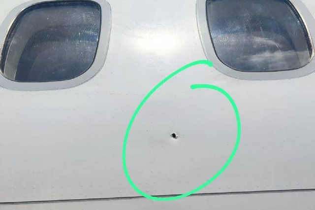 Pesawat Wings Air dengan nomor penerbangan PK-WJT ditembak KKB saat mendarat di Bandara Nop Goliat Dekai, Kabupaten Yahukimo, Papua Pegunungan, Sabtu (17/2/2024). Foto: ANTARA/HO/Dokumentasi