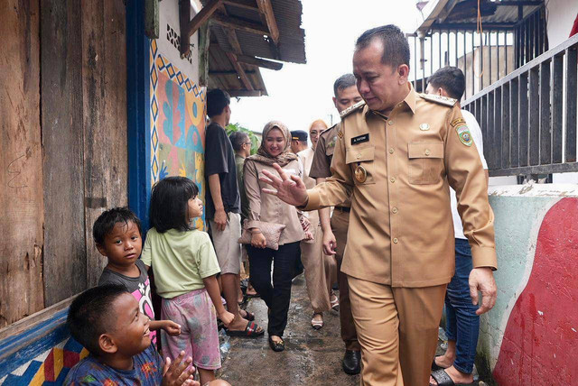 Pj Gubernur Sumsel Agus Fatoni saat menyapa anak-anak yang berada di Jalan Temon, Lorong Mangga, Kelurahan 27 Ilir, Kecamatan Ilir Barat I, Kota Palembang, Foto : Humas Pemprov Sumsel
