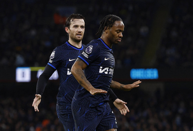Ben Chilweel dan Raheem Sterling saat laga Man City vs Chelsea dalam pekan ke-25 Liga Inggris 2023/24 di Stadion Etihad pada Minggu (18/2) dini hari WIB. Foto: Action Images via Reuters/Jason Cairnduff