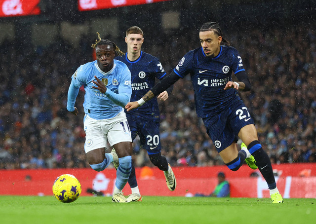 Jeremy Doku dikejar Cole Palmer dan Malo Gusto saat laga Man City vs Chelsea dalam pekan ke-25 Liga Inggris 2023/24 di Stadion Etihad pada Minggu (18/2) dini hari WIB. Foto: REUTERS/Carl Recine