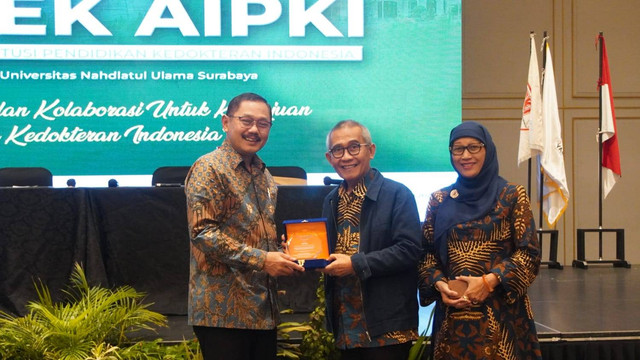 (kiri ke kanan) Ketua AIPKI, Prof. Dr. dr. Budi Santoso, SpOG (K), Rektor Universitas Nahdlatul Ulama Surabaya (Unusa), Prof. Dr. Ir. Achmad Jazidie, M.Eng., dan Dekan FK Universitas Nahdlatul Ulama Surabaya (Unusa) sekaligus Bendahara AIPKI, Dr. Handayani, dr., M.Kes. Foto: Humas Unusa