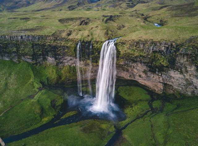Grojogan Watu Jonggol. Foto hanya ilustrasi, bukan tempat sebenarnya. Sumber: Unsplash/Lucas Davies