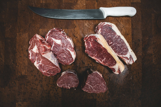 Ilustrasi Jelaskan Perbedaan Ketentuan Pembagian Daging Akikah dan Daging Kurban. Sumber: Unsplash/Kyle Mackie
