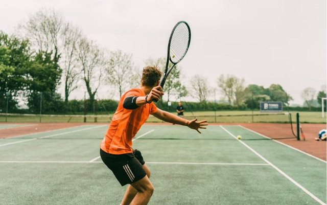 Lapangan tenis di Bandung. Foto hanyalah ilustrasi bukan tempat sebenarnya. Sumber: Unsplash/Chino Rocha
