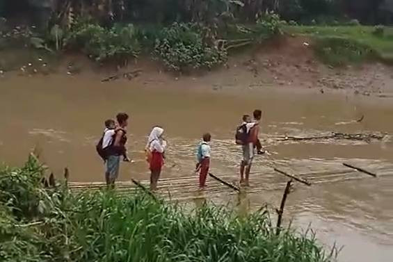 Sejumlah anak-anak menggunakan perahu eretan melintasi sungai di Kampung Nambo, Desa Gabus, Kecamatan Kopo, Kabupaten Serang. Foto: Dok. Istimewa