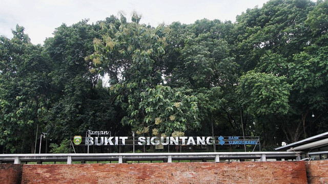 Bukit siguntang salah satu wisata religi yang kerap di kunjungi warga Palembang maupun warga kota lain. Minggu (18/2) Foto: ary priyanto/urban id