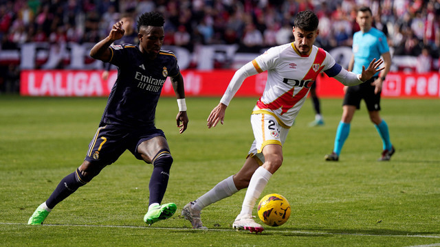 Vinicius Jr duel dengan Oscar Valentin saat laga Rayo Vallecano vs Real Madrid dalam pekan ke-25 Liga Spanyol 2023/24 di Campo de Futbol de Vallecas pada Minggu (18/2) malam WIB. Foto: REUTERS/Ana Beltran