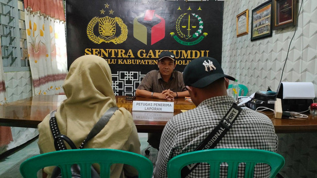 Beberapa warga Desa Kalibuntu, Kecamatan Kraksaan, Kabupaten Probolinggo mendatangi  Sentra Gakkumdu Bawaslu Kabupaten Probolinggo. Foto: Mili.id