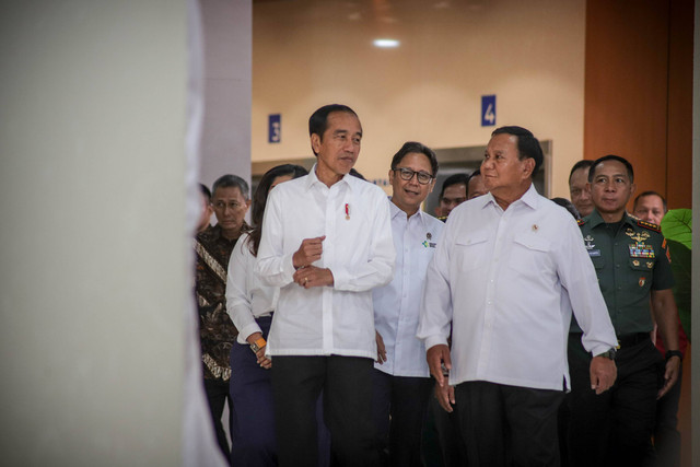 Presiden Joko Widodo dan Menhan Prabowo Subianto saat meresmikan RS PPN Panglima Besar Soedirman, Bintaro, Jakarta Selatan, Senin (19/2/2024). Foto: Jamal Ramadhan/kumparan