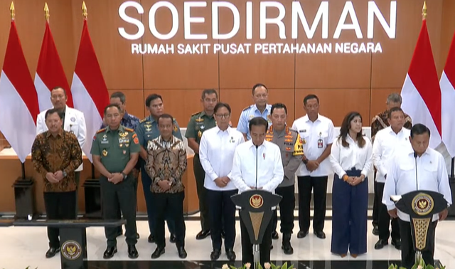 Mantan Menkes Terawan (kiri-depan) menghadiri peresmian RS Pangsar Soedirman milik Kemhan RI di Jaksel, Senin (19/2/2024). Foto: Kemhan RI