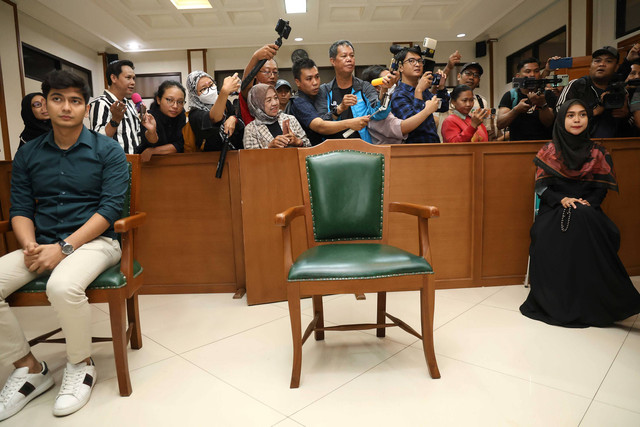 Ria Ricis dan Teuku Ryan menjalani sidang perceraian perdana di Pengadilan Agama Jakarta Selatan, Jakarta, Senin, (19/02/2024). Foto: Agus Apriyanto