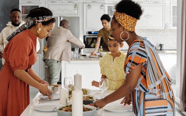 Ilustrasi cara menghadapi keluarga suami yang menyebalkan. Sumber: August de Richelieu/pexels.com