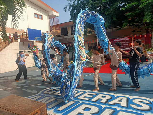 Liang Liong yang diperagakan 9 siswa tersebut diiringi musik dangdut dan lagu Indonesia Tanah Pusaka.