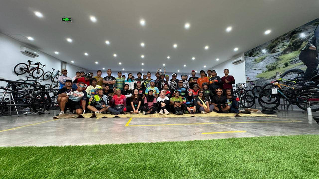 Peserta gowes bareng Rodalink usai acara sharing session di store Rodalink Jogja Barat, Minggu (18/2). Foto: Arif UT/Pandangan Jogja
