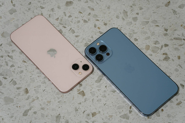 Ilustrasi Perbedaan iPhone 13 dan 14. Sumber: Unsplash/Vanja Matijevic
