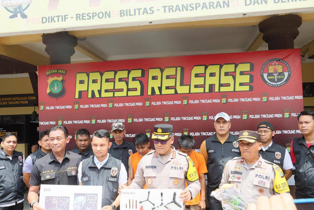 Polisi berhasil menangkap 2 orang pelaku pencurian sepeda motor yang terjadi di kawasan Tanjung Priok pada Jumat (16/2). 2 dari 12 motor yang dicuri dikembalikan ke pemilik. Foto: Humas Polres Jakut