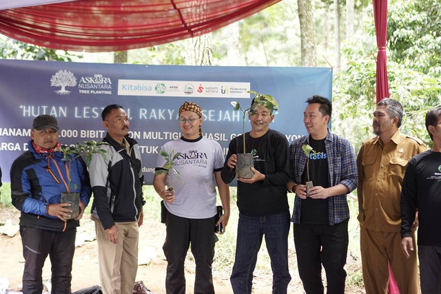 Asosiasi Pengelola Perhutanan Sosial Indonesia (AP2SI) bersama Kitabisa berkolaborasi untuk mendampingi tiga Kelompok Tani Hutan (KTH) di Kecamatan Kertasari, Kabupaten Bandung. Pendampingan diawali dengan edukasi tata kelola lembaga dan dilanjutkan dengan melakukan kegiatan Penanaman Pohon Kopi dan Alpukat di lahan hutan. Foto: istimewa