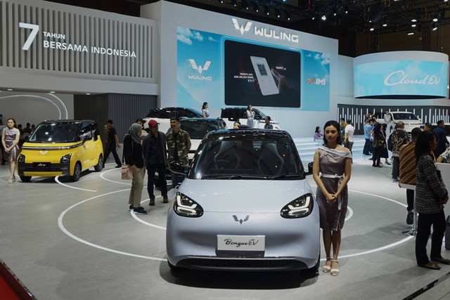 Mobil listrik Wuling BinguoEV dan Air ev di IIMS 2024 JIExpo Kemayoran, Jakarta. Foto: Wuling Motors