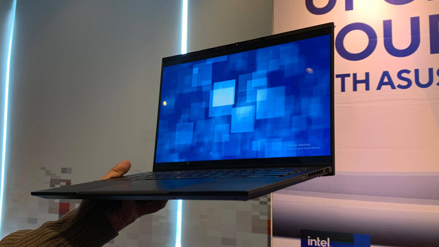 ASUS ExpertBook B9 OLES (B9403). Foto: Habib Allbi Ferdian/kumparan
