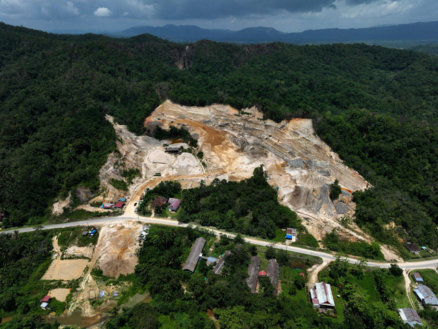 Foto udara aktivitas penambangan pasir silika di Kecamatan Moramo, Konawe Selatan, Sulawesi Tenggara, Senin (19/2/2024). Foto: Jojon/Antara Foto