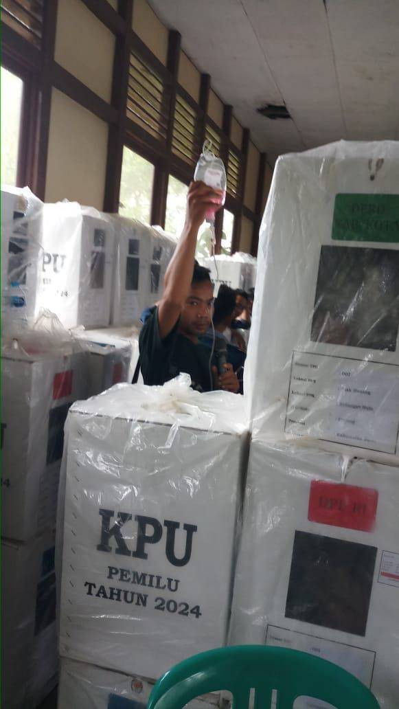 Ketua Panitia Pemilihan Kecamatan (PPK) Ketungau Hulu, Kabupaten Sintang, Kalbar, Hamdi Karim mengikuti pleno rekapitulasi penghitungan suara dengan tangan dipasangi infus.(Foto: Istimewa)