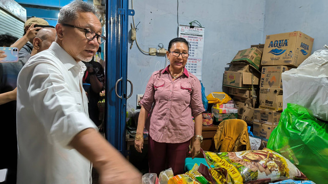 Menteri Perdagangan Zulkifli Hasan atau Zulhas mengunjungi Pasar Bulu, di Semarang Jawa Tengah, Selasa (20/2/2024). Foto: Akbar Maulana/kumparan