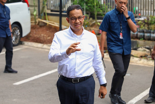 Capres 01 Anies Baswedan tiba di Kantor Tim Hukum Nasional Anies-Muhaimin, Mampang, Jakarta, Selasa (20/2/2024). Foto: Iqbal Firdaus/kumparan