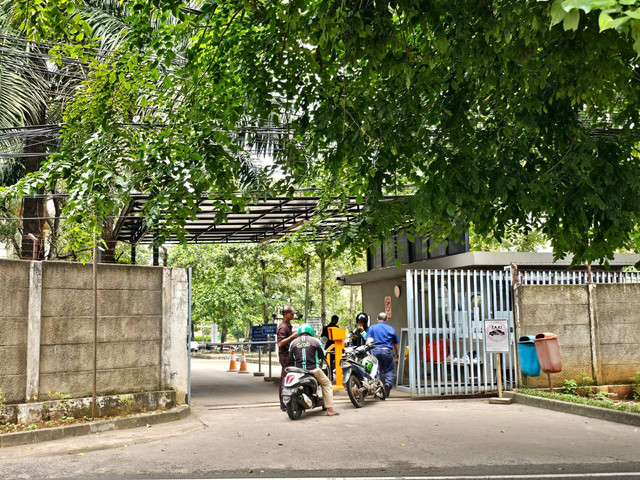 Pintu belakang BINUS. Foto: kumparan