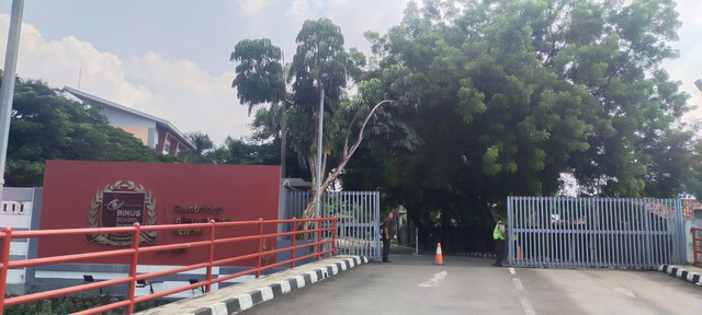 Pintu belakang BINUS. Foto: kumparan