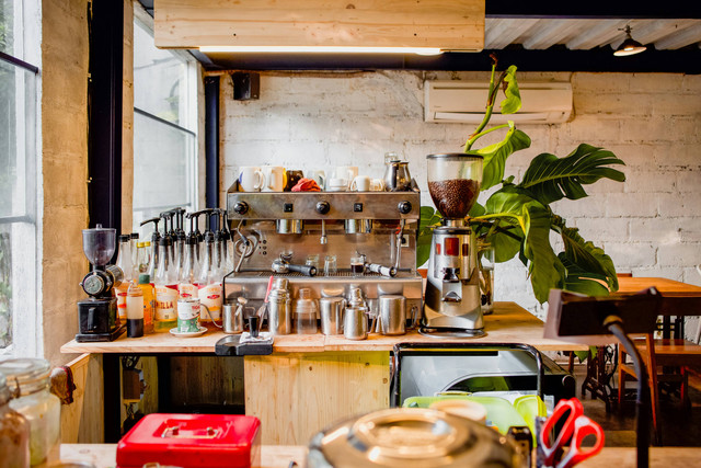 Cafe di Ampera, foto hanya ilustrasi, bukan tempat sebenarnya: Unsplash/mark chaves