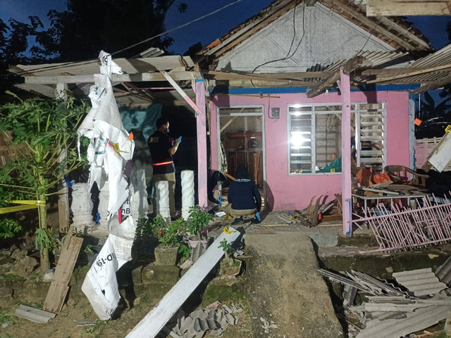 Rumah milik Kusairi (53) di Dusun Timur RT 01 RW 03, Desa Nyalabuh Daya, Kecamatan/Kabupaten Pamekasan, Madura dilempari bom bondet pada Senin (19/2/2024). Foto: Polres Pamekasan
