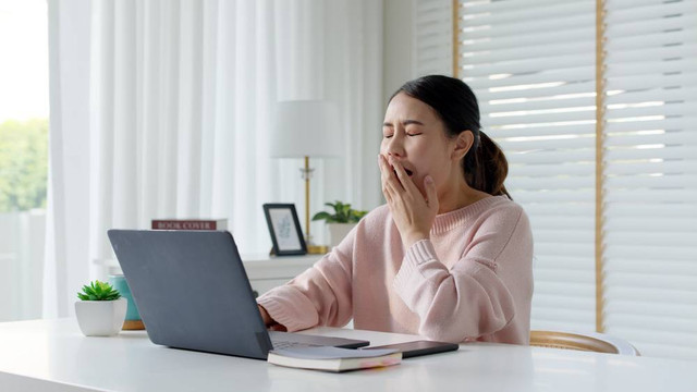 Ilustrasi perempuan mengantuk. Foto: Chay_Tee/Shutterstock