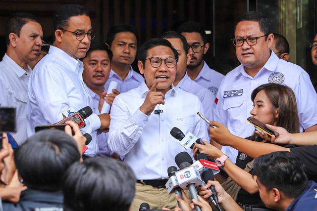 Capres Cawapres 01 Anies Baswedan dan Muhaimin Iskandar usai bertemu Tim Hukum AMIN di Mampang, Jakarta, Selasa (20/2/2024). Foto: Iqbal Firdaus/kumparan