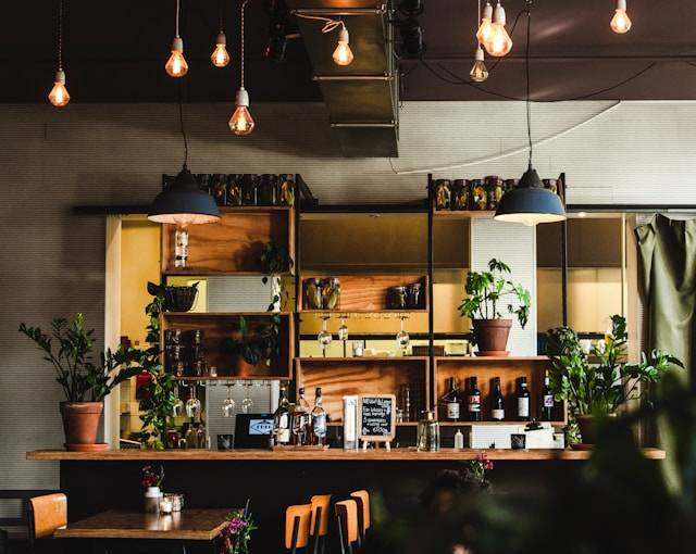 Berkala Coffee. Foto hanya ilustrasi, bukan tempat sebenarnya. Sumber: Unsplash/ Louis Hansel