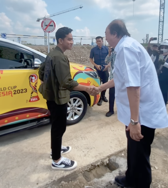 Walikota Surakarta Gibran Rakabuming Raka bersama CEO Mayapada Sri Dato Tahir meninjau proyek pembangunan Museum Budaya, Sains dan Teknologi Bengawan Solo di Solo, Jawa Tengah, Selasa (20/2/2024). Foto: Instagram @gibran_rakabuming
