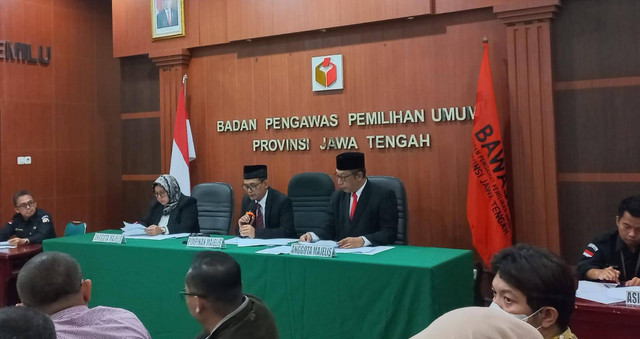 Sidang pemeriksaan dugaan pelanggaran administrasi yang dilaporkan Tim Paslon 01, Anies - Muhaimin (Amin) di kantor Bawaslu Jateng. Foto: Intan Alliva/kumparan