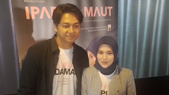 Davina Karamoy dan Deva Mahendra di konferensi pers film Ipar Adalah Maut. Foto: Alexander Vito/kumparan