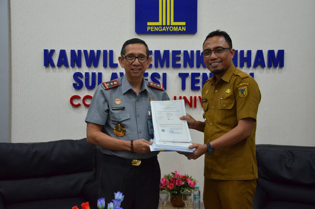 Kakanwil Kemenkumham Sulteng Menyerahkan 45 Sertifikat Merek Kepada Disperindag Sulteng. Sumber: Humas/asr
