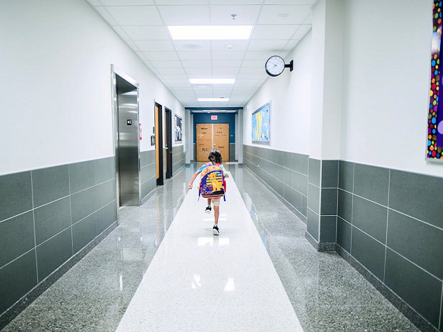 Ilustrasi contoh pengumuman dalam bahasa Inggris di sekolah. Sumber: pexels.com/CalebOquendo.