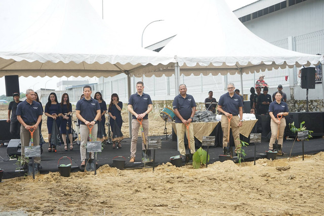Jajaran direksi Daimler Commercial Vehicles Indonesia (DCVI) dan Daimler Commercial Vehicles Manufacturing Indonesia (DCVMI) saat groundbreaking pembangunan pabrik di Cikarang, Jawa Barat. Foto: dok. Daimler Commercial Vehicle Indonesia