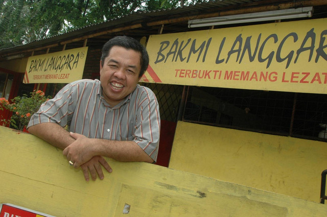 Wahyu Saidi di depan salah satu gerai bisnis Bakmi Langgara miliknya
