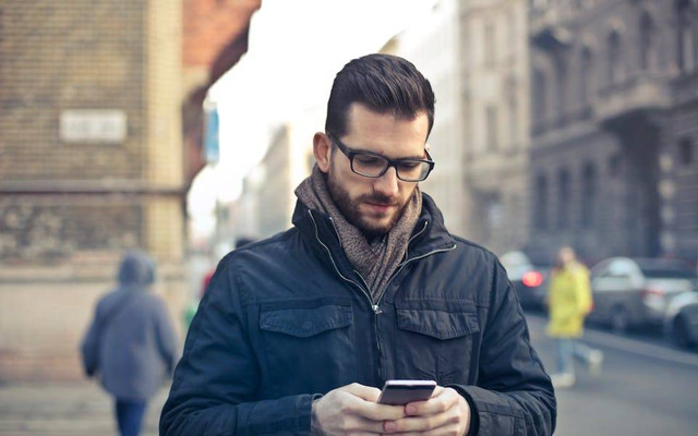 Ilustrasi tanda pria jatuh cinta lewat whatsapp. Sumber: Andrea Piacquadio/pexels.com