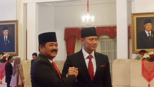 Hadi Tjahjanto dan Agus Harimurti Yudhoyono (AHY) berfoto bersama dalam sesi gladi bersih. Foto: Nadia Riso/kumparan