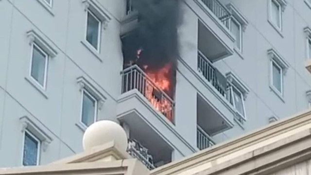 Kebakaran melanda apartemen di kawasan Kemayoran, Jakarta Pusat, pada Rabu (21/2/2024). Foto: Sudin Gulkarmat DKI Jakarta