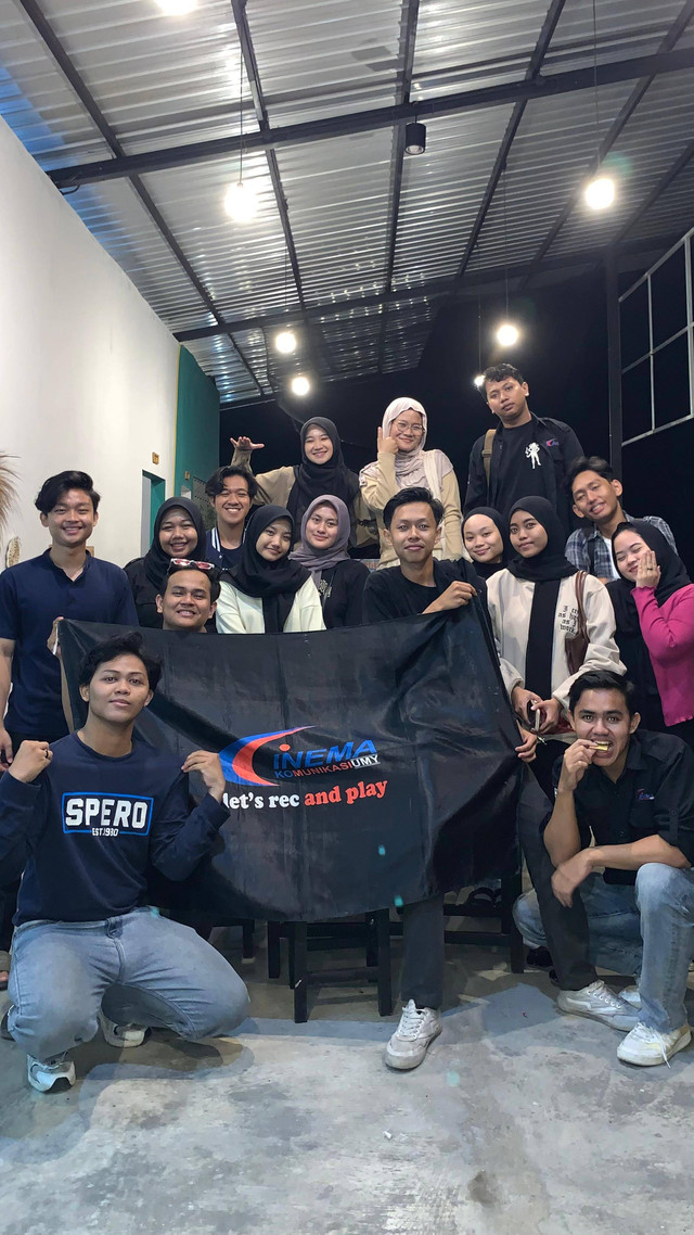 foto besama anggota Cinema Komunikasi (Azzahra Silvia Basri/kumparan)