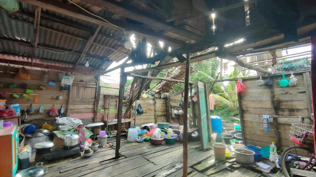 Kondisi rumah Ratna yang hampir tidak memilik atap pada bagian dapurnya. Foto: Muhammad Zain/Hi!Pontianak