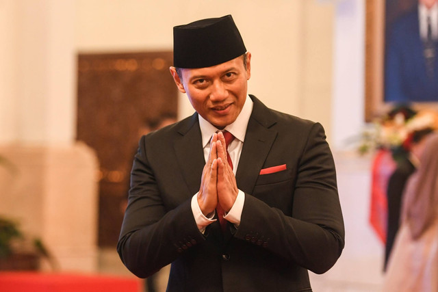 Ketua Umum Partai Demokrat Agus Harimurti Yudhoyono memberikan salam sebelum dilantik sebagai Menteri Agraria dan Tata Ruang/Kepala Badan Pertanahan Nasional (ATR/BPN) oleh Presiden Joko Widodo di Istana Negara, Jakarta, Rabu (21/2/2024). Foto: Hafidz Mubarak A/ANTARA FOTO
