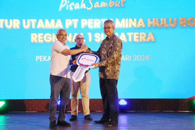 Ruby Mulyawan (kanan) ditunjuk sebagai Direktur Utama PHR menggantikan posisi Chalid Said Salim (kiri) yang diangkat jadi Direktur Utama PT Pertamina Hulu Energi (PHE), Selasa (20/2/2024). Foto: Dok. PHR 