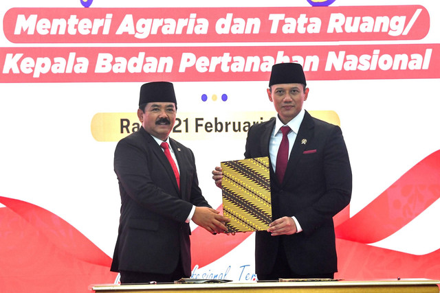 Menteri Agraria dan Tata Ruang/Kepala Badan Pertanahan Nasional (ATR/BPN) Agus Harimurti Yudhoyono (kanan) menerima berita acara dari pejabat lama Hadi Tjahjanto saat serah terima jabatan di Gedung Kementerian ATR/BPN, Jakarta, Rabu (21/2/2024). Foto: M Risyal Hidayat/ANTARA FOTO