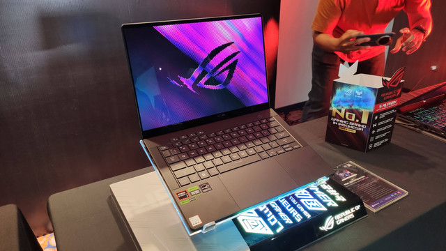 Asus ROG Zephyrus G14 di acara Sneak Peek Asus ROG Zephyrus G14 2024. Foto: Muhammad Fikrie/kumparan